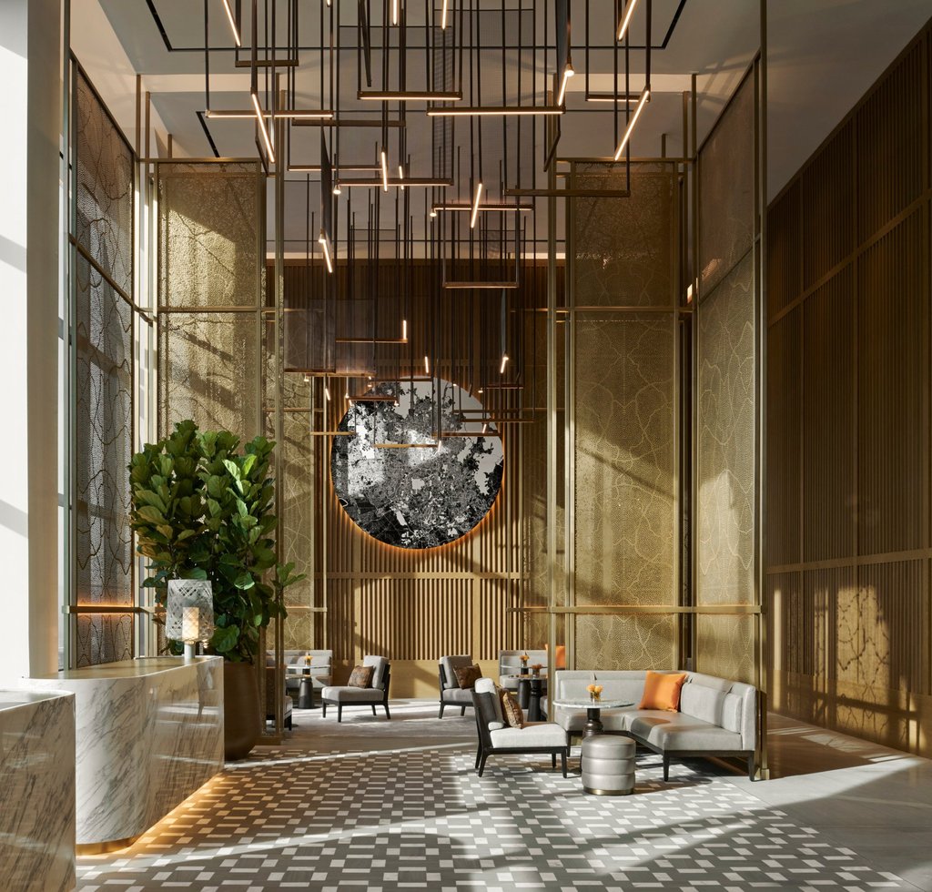 明亮的大堂装饰有灵感来自马来西亚蜡染纺织品的穿孔黄铜屏风和两幅描绘吉隆坡地图的艺术品。照片：讲义