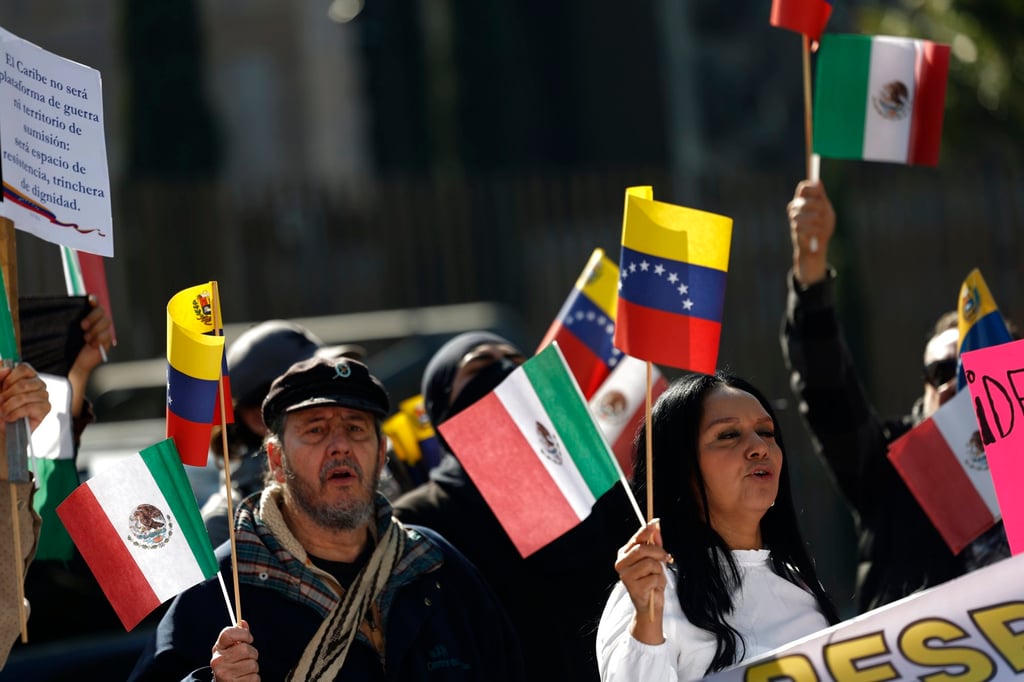 People hold Mexican and Venezuelan flags during a protest against the bombing of Venezuela near the US Embassy in Mexico City, Mexico, on January 3. Photo: EPA
