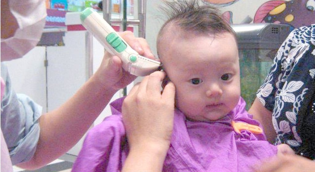 A somewhat apprehensive infant having its hair shaved by a barber. Photo: Baidu A somewhat apprehensive infant having its hair shaved by a barber. Photo: Baidu