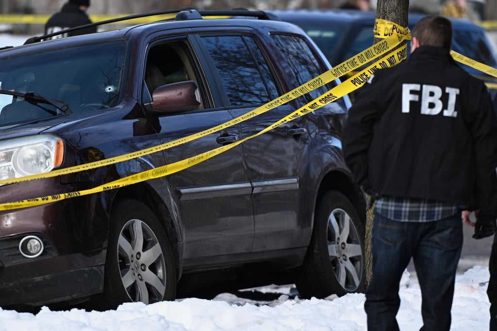 Um buraco de bala é visto no para-brisa do carro de um policial no local de um tiroteio em Minneapolis na quarta-feira. Foto: AP Um buraco de bala é visto no para-brisa do carro de um policial no local de um tiroteio em Minneapolis na quarta-feira. Foto: AP