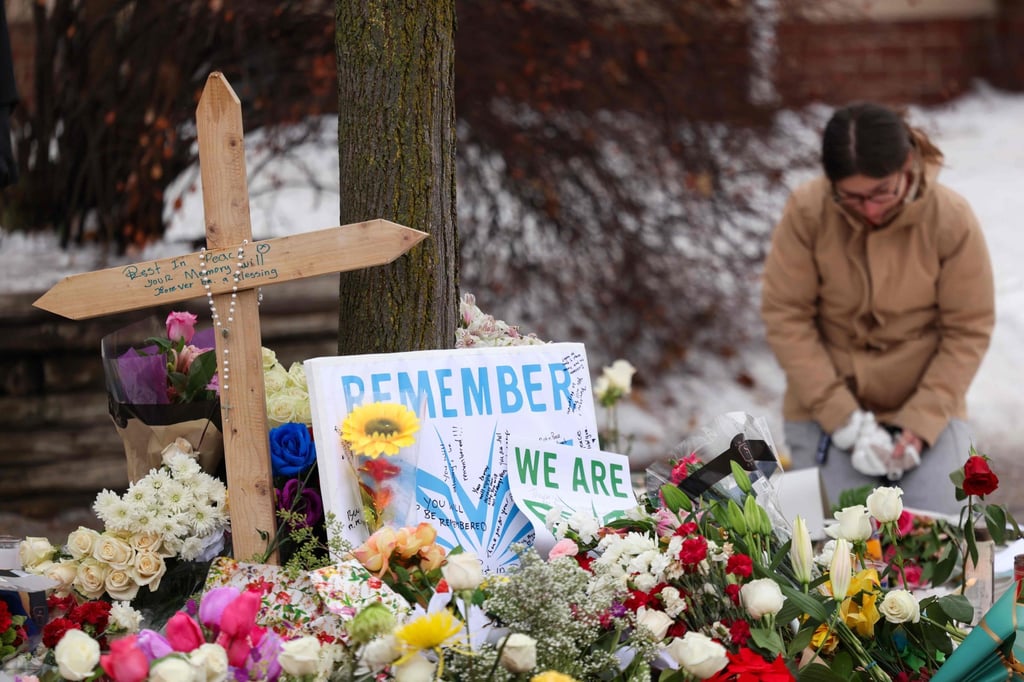 People gather on Thursday at a makeshift memorial for Renee Nicole Good, who was shot and killed by an ICE agent at point blank range in Minneapolis, Minnesota. Photo: AFP People gather on Thursday at a makeshift memorial for Renee Nicole Good, who was shot and killed by an ICE agent at point blank range in Minneapolis, Minnesota. Photo: AFP