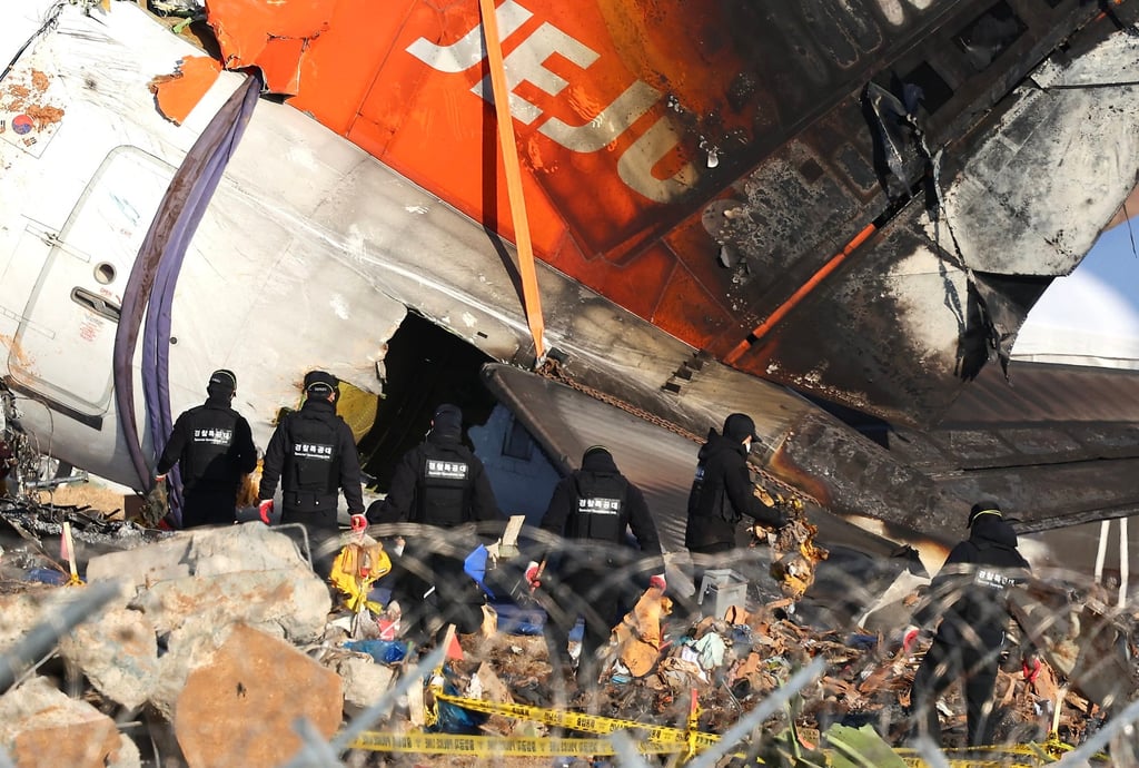 Police officers inspect the wreckage of the Jeju Air passenger plane on January 4, 2025. Photo: EPA-EFE/Yonhap