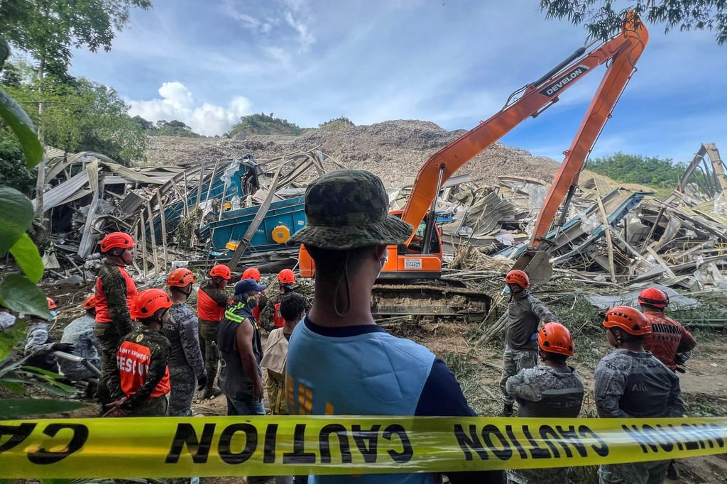 Equipes de busca e resgate procuram pessoas enterradas sob uma montanha de lixo na sexta-feira. Foto: AFP Equipes de busca e resgate procuram pessoas enterradas sob uma montanha de lixo na sexta-feira. Foto: AFP