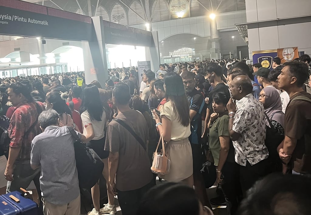 An image circulated on social media on Saturday shows a crowd of travellers waiting to pass through automated immigration gates at the Malaysia-Singapore border. Photo: Facebook An image circulated on social media on Saturday shows a crowd of travellers waiting to pass through automated immigration gates at the Malaysia-Singapore border. Photo: Facebook