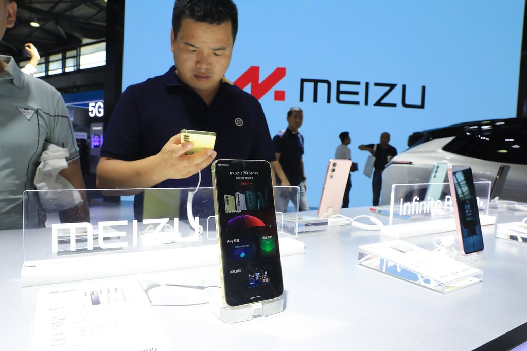 People try out Meizu smartphones during the Mobile World Congress in Shanghai in June 2023. Photo: VCG/VCG via Getty Images