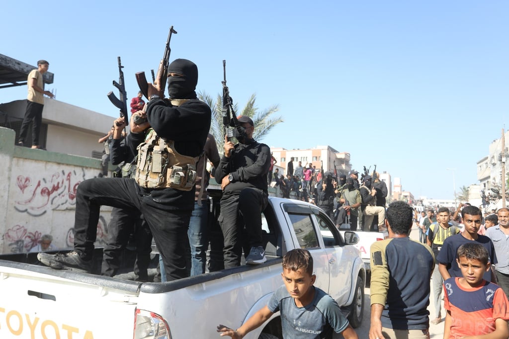 Palestinian armed fighters in Gaza during the handover of Israeli captives in October last year. Photo: dpa