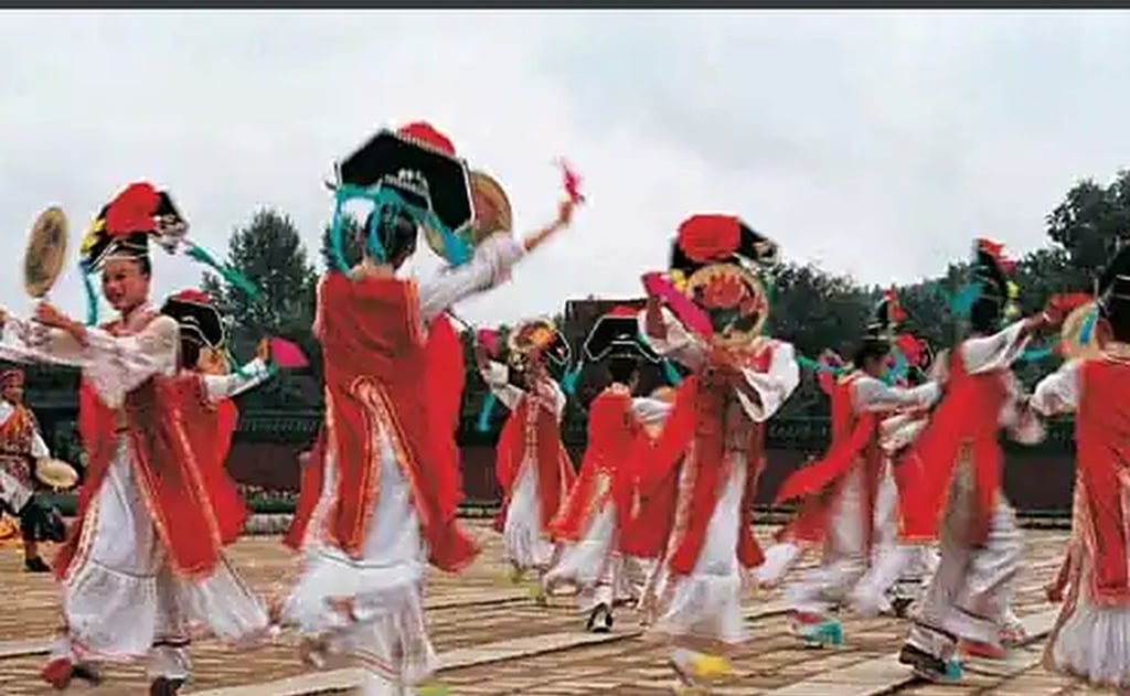 Suku Manchu menari sambil mengenakan pakaian tradisional berwarna merah dan putih. Foto: Baidu