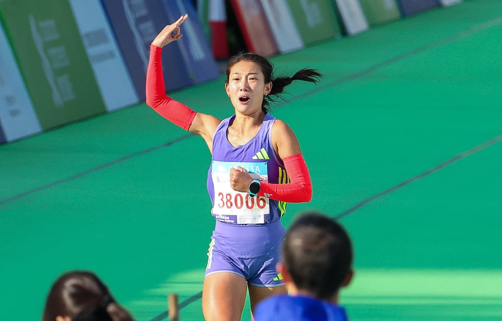 Virginia Lo about to cross the finish line at last year’s Hong Kong Marathon. Photo: Edmond So