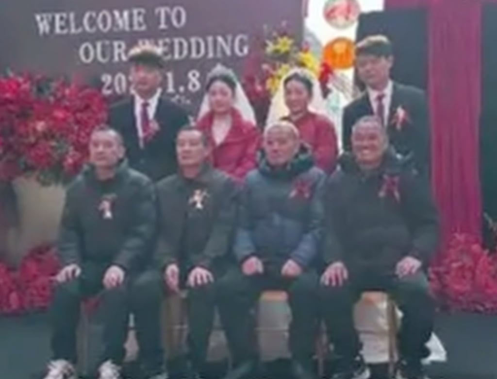 Счастливое число восемь: счастливые пары, сфотографированные со своими дядями-близнецами. Фото: Douyin