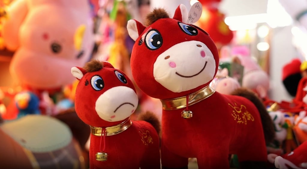 A pair of the red-faced toys. The “Crying Horse” on the left came about because of a factory production line mistake. Photo: cz.tv