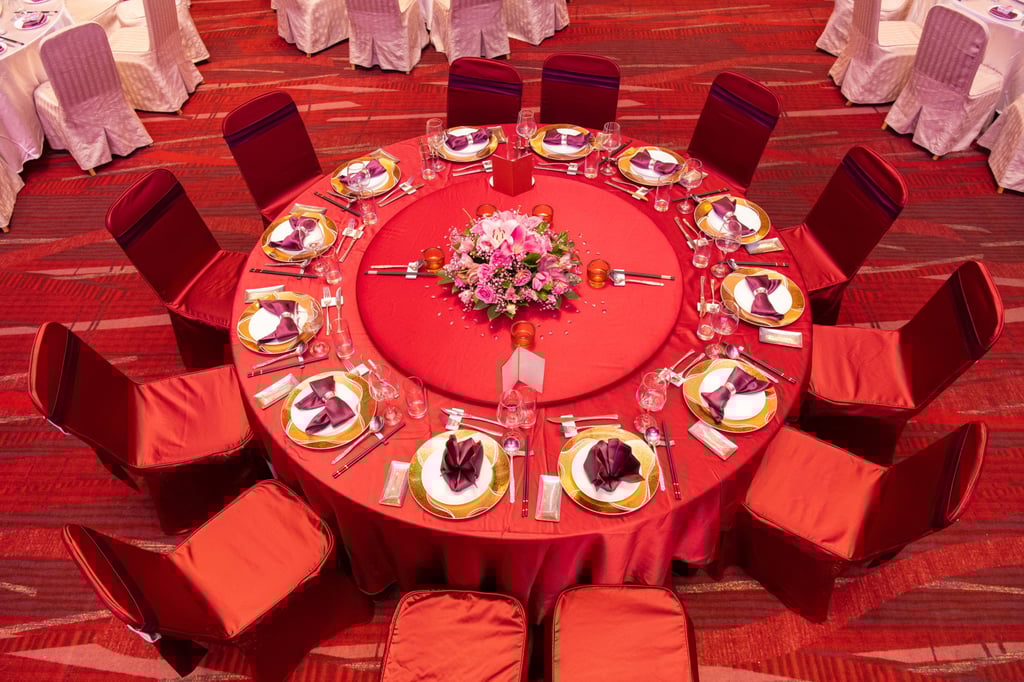 Сервировка столов на традиционном китайском свадебном банкете. Гости были поражены огромным количеством близнецов на свадебной церемонии. Фото: Shutterstock