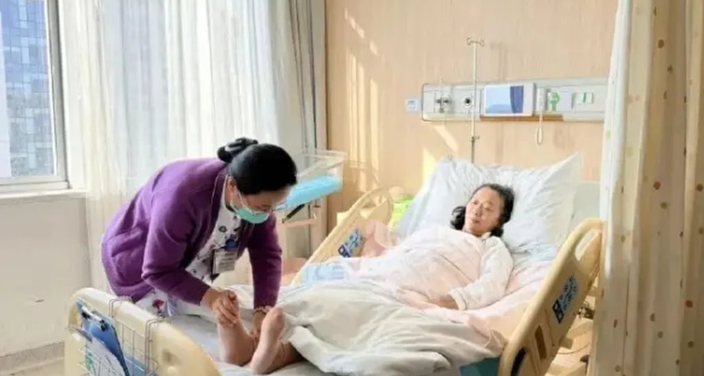 Zou, 59, receives a foot massage to relieve swelling as she lies in her hospital bed. Photo: Sohu Zou, 59, receives a foot massage to relieve swelling as she lies in her hospital bed. Photo: Sohu