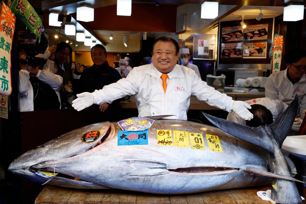 Kiyoshi Kimura, president of Kiyomura, stands behind the massive bluefin tuna his company bought for a record 510 million yen in Tokyo, Japan, on January 5, 2026. Photo: EPA