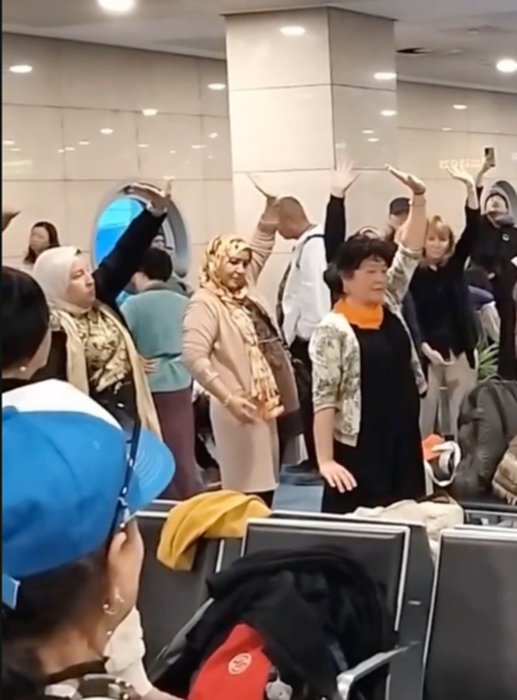 As time passed, more delayed passengers joined the impromptu qigong session. Photo: 8world As time passed, more delayed passengers joined the impromptu qigong session. Photo: 8world