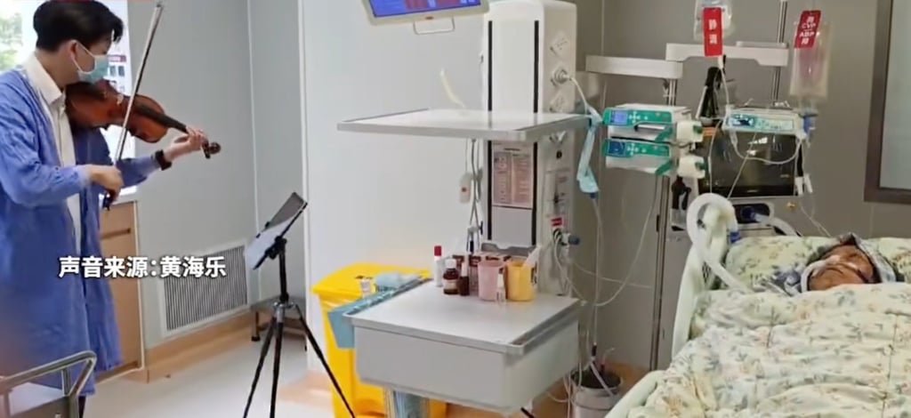 The violinist plays as Huang Haile’s illness-stricken mother lies in her hospital bed. Photo: QQ.com The violinist plays as Huang Haile’s illness-stricken mother lies in her hospital bed. Photo: QQ.com