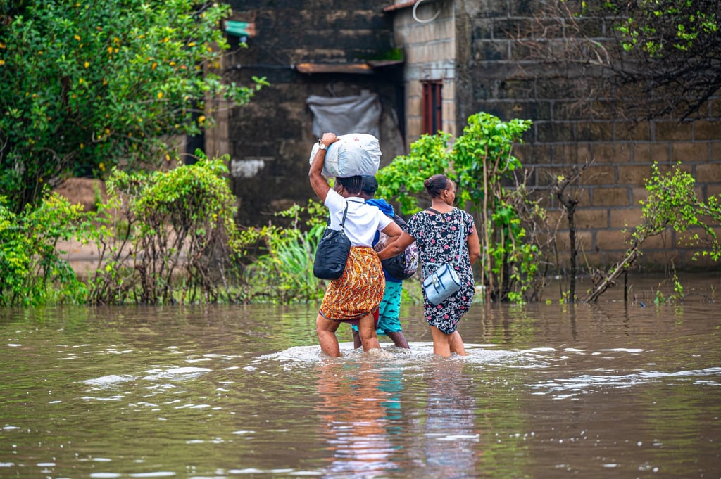 Residents wade through floodwater caused by heavy rainfall in Matola City, Maputo Province, Mozambique, on Monday. Photo: Xinhua Residents wade through floodwater caused by heavy rainfall in Matola City, Maputo Province, Mozambique, on Monday. Photo: Xinhua
