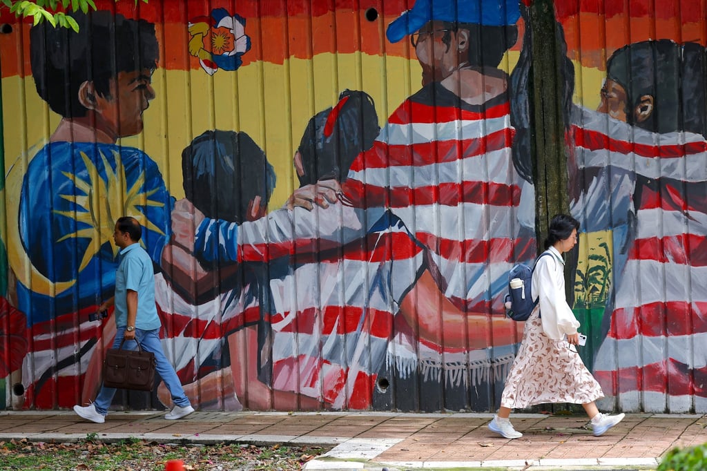 Pedestrians pass by a mural of the Malaysian national flag in Kuala Lumpur, Malaysia, on April 7, last year. Photo: EPA-EFE