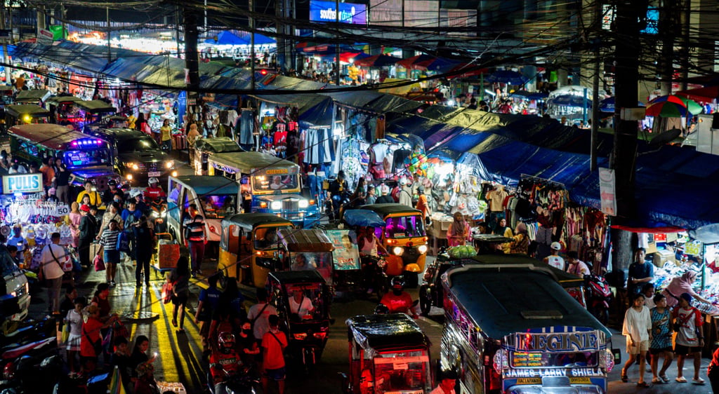 Os passageiros voam para casa em Manila à noite. Foto: Reuters