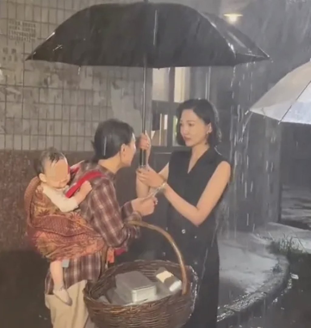 The offending scene, above. Actress Xing Yun, in a black dress, says the director prevented her from sheltering the baby with her umbrella. Photo: Weibo