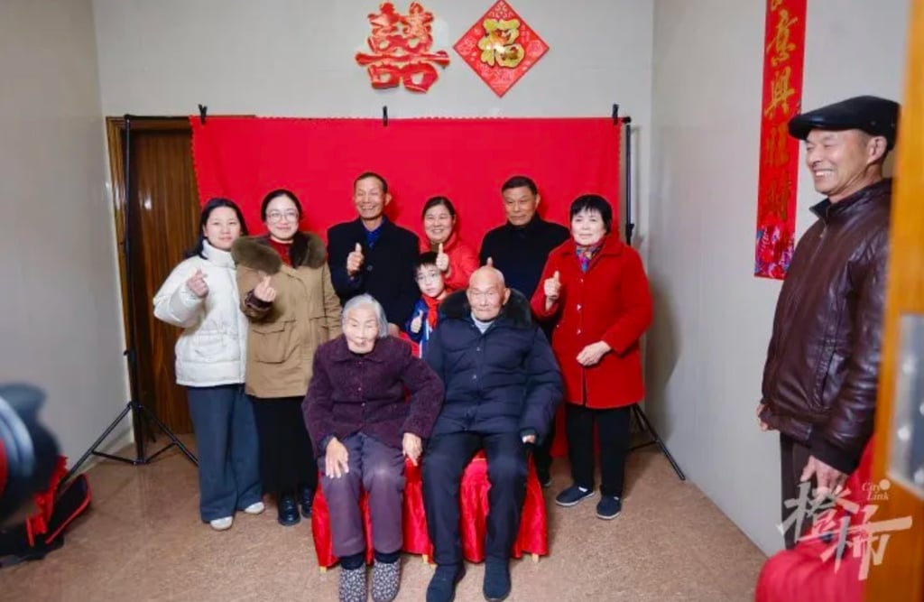 Yin Hezhen dan suaminya, Yuan Guanjin, duduk, berfoto bersama keluarga mereka. Foto: QQ.com