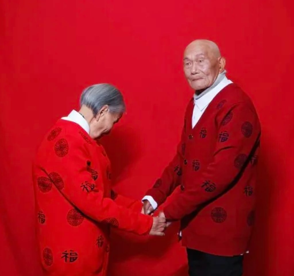 Warna merah pembawa keberuntungan: Pasangan berusia 102 tahun yang masih lincah ini berpose untuk foto formal. Foto: QQ.com