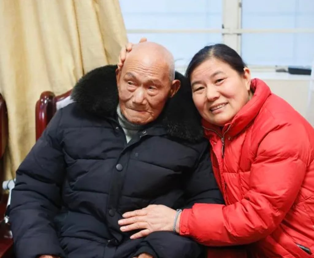 Yuan Guanjin, yang dulunya bekerja sebagai petani, mendapat pelukan dari seorang kerabat perempuan. Foto: QQ.com