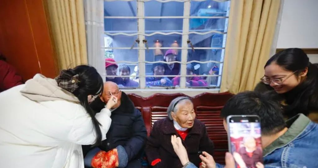 Kumpul keluarga: Pasangan berusia seratus tahun menikmati waktu bersama kerabat mereka. Foto: QQ.com