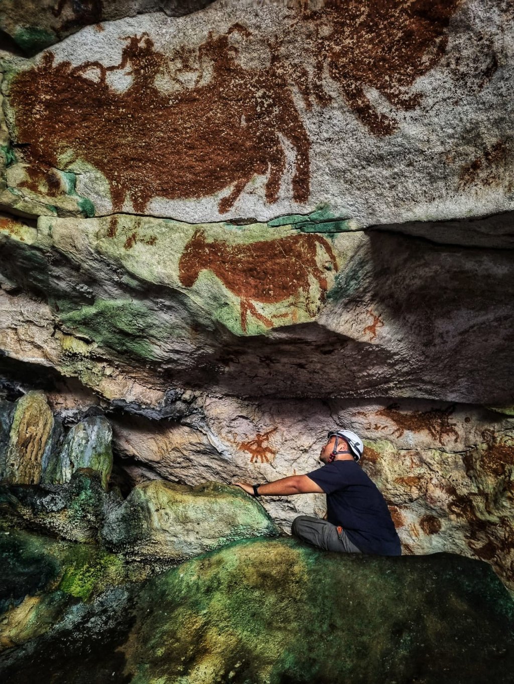 Prehistoric cave paintings in Sulawesi, Indonesia, are seen in an image released on Wednesday. Photo: Maxime Aubert/Griffith University via AFP Prehistoric cave paintings in Sulawesi, Indonesia, are seen in an image released on Wednesday. Photo: Maxime Aubert/Griffith University via AFP