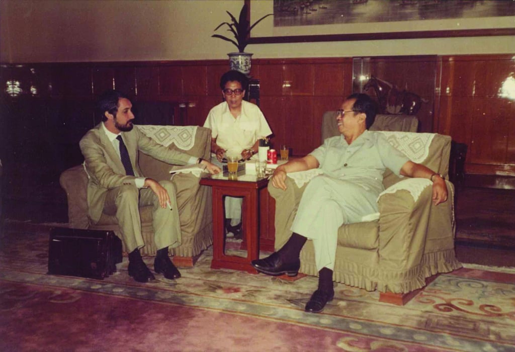 Gonçalo César de Sá (left) meets vice-minister of foreign affairs Zhou Nan, in Beijing in July 1984. Photo: courtesy Gonçalo César de Sá