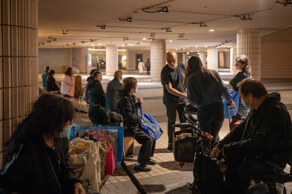 The Sadhwanis and volunteers distribute food and drinks in Tsim Sha Tsui. Photo: Alexander Mak