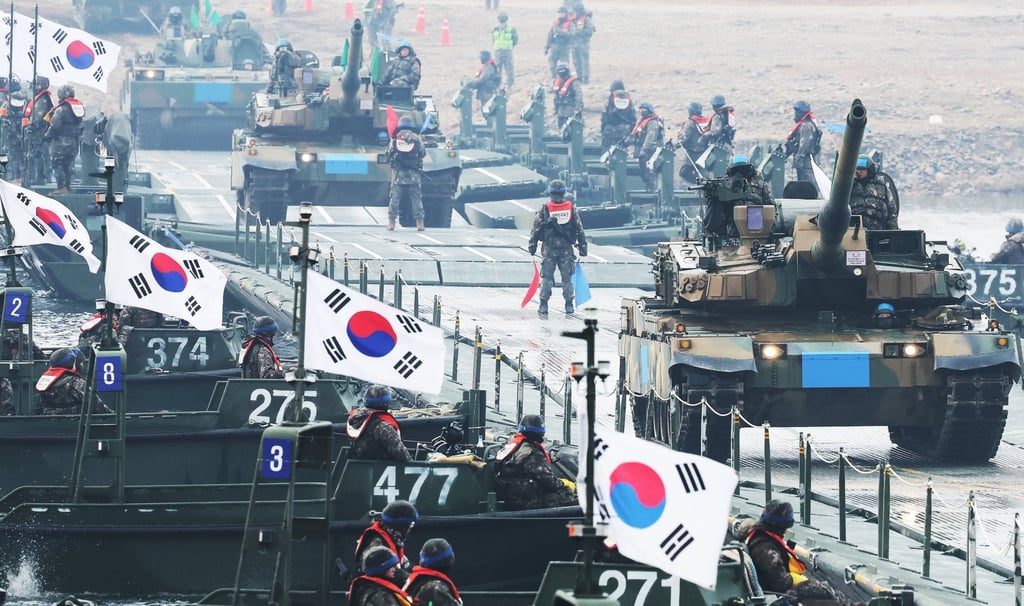 K2 tanks cross a pontoon bridge over the Namhan River during a military exercise in Yeoju, South Korea, on November 25, 2025. Photo: Yonhap/EPA
