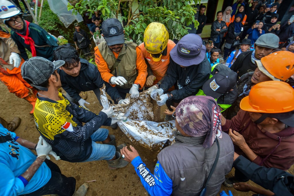 Penyelamat Indonesia menemukan jenazah setelah bencana longsor di Jawa, 72 orang masih hilang