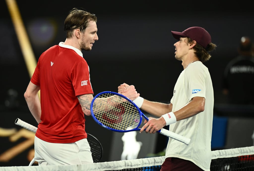 Australia’s Alex de Minaur (right) saw off Hong Kong Open champ Alexander Bublik on Sunday. Photo: EPA Australia’s Alex de Minaur (right) saw off Hong Kong Open champ Alexander Bublik on Sunday. Photo: EPA
