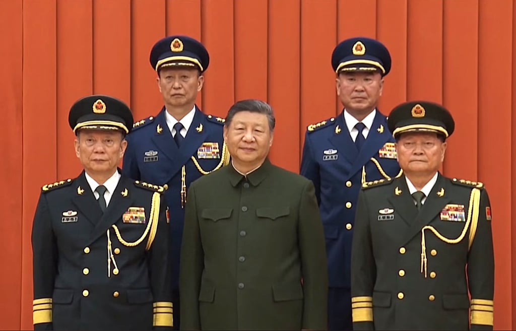 Trương Diều Hạ (phía trước bên phải) đứng cạnh Chủ tịch Trung Quốc Tập Cận Bình (ở giữa) tại một buổi lễ thăng cấp quân sự vào ngày 22 tháng 12. Ảnh: Được cung cấp.