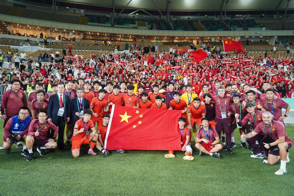 China players pose with fans proud of their team’s exploits in Saudi Arabia. Photo: Xinhua China players pose with fans proud of their team’s exploits in Saudi Arabia. Photo: Xinhua