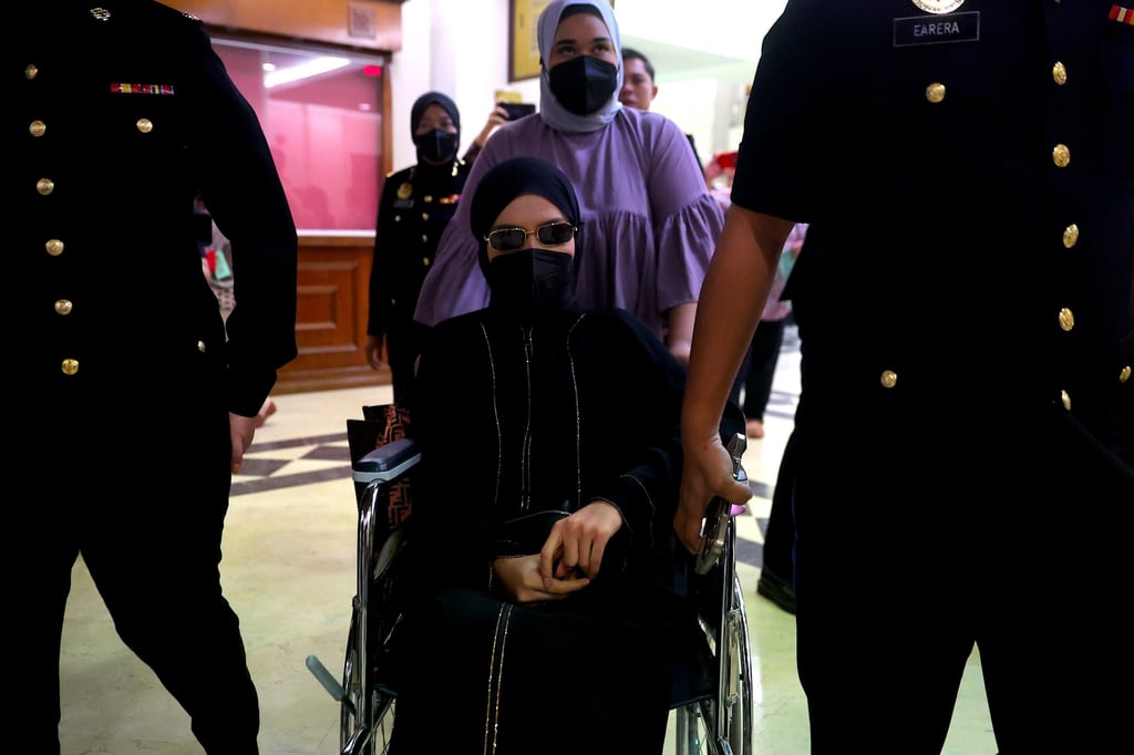 マレーシアで汚職容疑者の車椅子出廷が嘲笑を浴びる