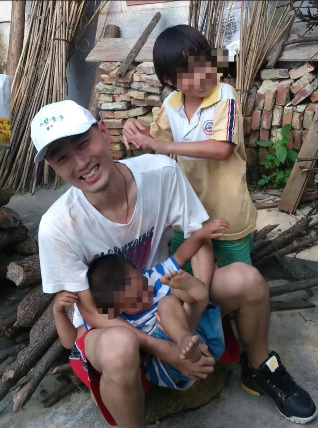 Gao Guanghui pictured playing with two children. He woke up feeling “unwell” on the day he died. Photo: ifeng