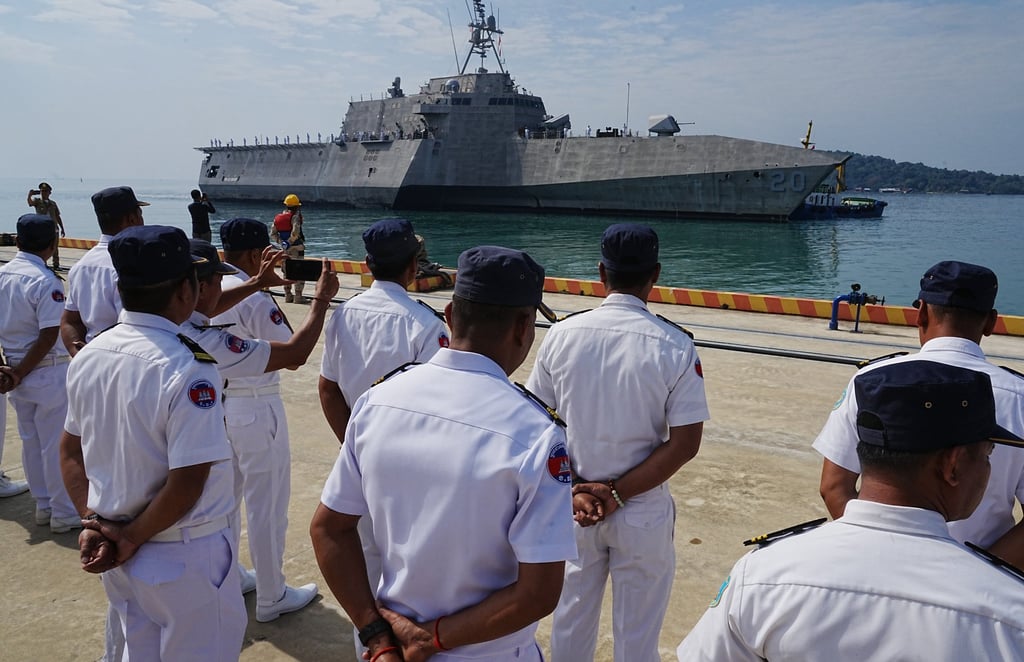 Members of the Cambodian navy welcome US warship USS Cincinnati at Ream Naval Base’s pier in Sihanoukville on Saturday. Photo: AP