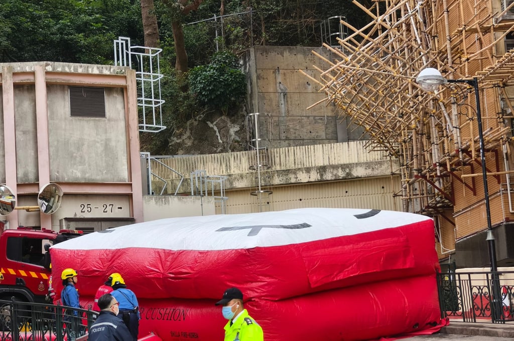 労働者は大埔火災に関与した請負業者に未払いの賃金を要求して抗議した。