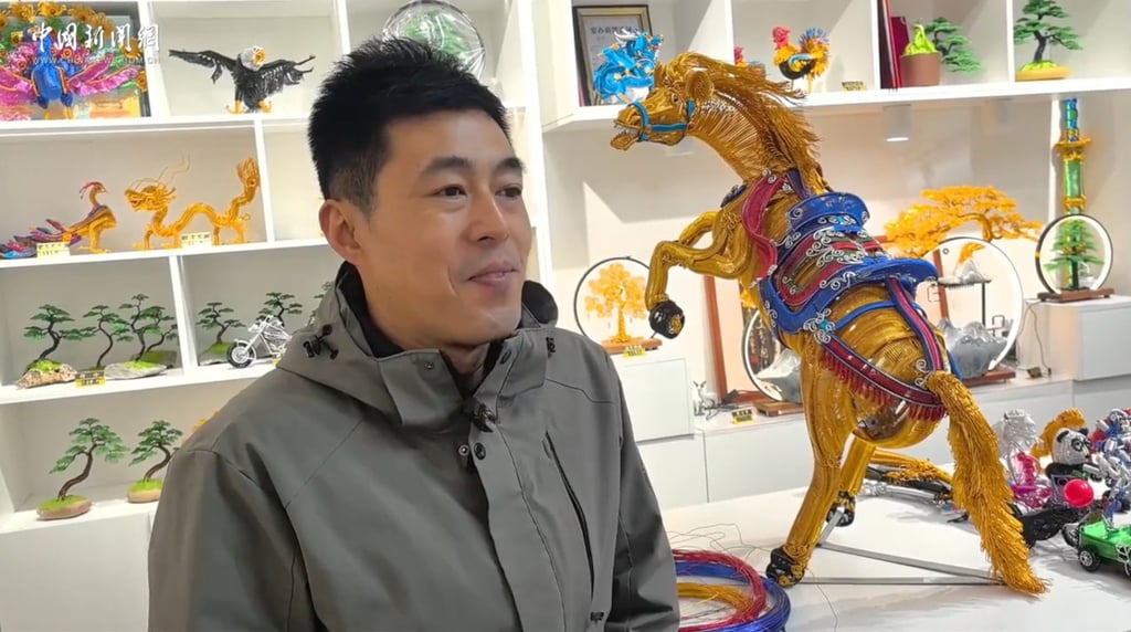 Selesai: Yang berdiri dengan bangga di samping kreasi terbarunya yang penuh warna. Foto: ChinaNews