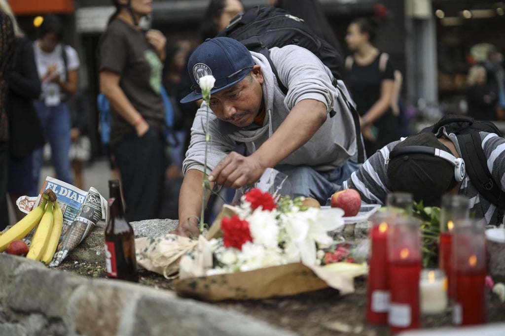 Pessoas em luto deixam flores em um pequeno memorial para quatro moradores de rua mortos em Chinatown, Nova York, em outubro de 2019. Foto: AFP Pessoas em luto deixam flores em um pequeno memorial para quatro moradores de rua mortos em Chinatown, Nova York, em outubro de 2019. Foto: AFP