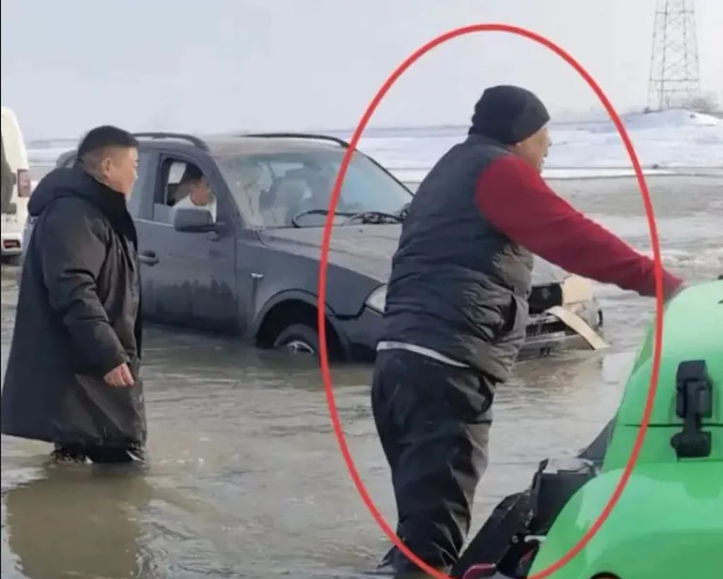 Yu Donglai, circled in red, ventures into the freezing cold river to execute the rescue. Photo: 163.com Yu Donglai, circled in red, ventures into the freezing cold river to execute the rescue. Photo: 163.com