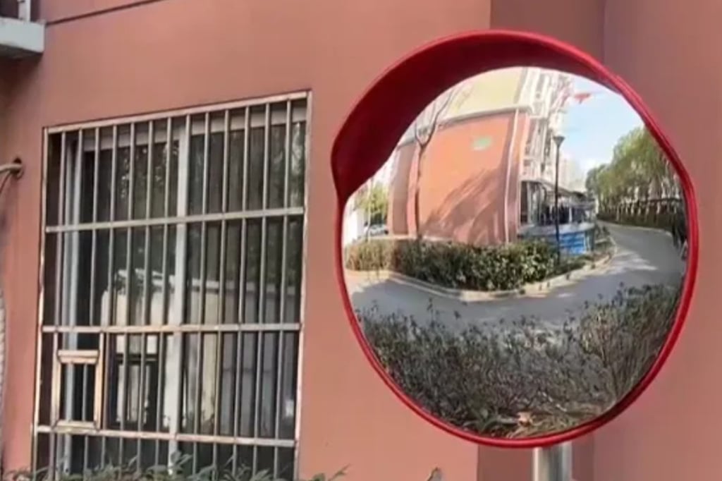 One of the mirrors which reflects a sharp turn and is designed to help drivers navigate it. Photo: QQ.com One of the mirrors which reflects a sharp turn and is designed to help drivers navigate it. Photo: QQ.com