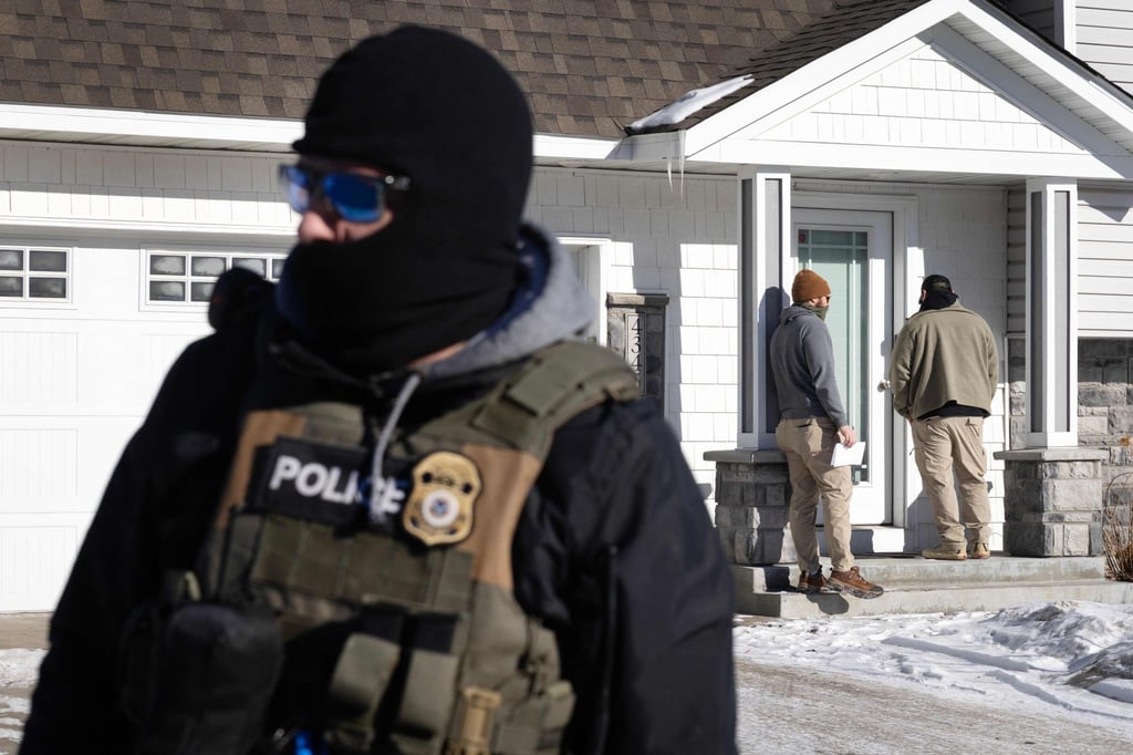 ICE agents look for someone at a home in Circle Pines, Minnesota. Photo: AFP ICE agents look for someone at a home in Circle Pines, Minnesota. Photo: AFP