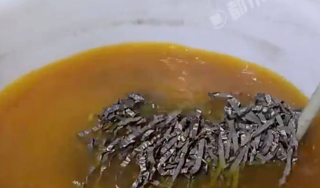Chemicals and soaking form a part of transforming the “waste” into gold. Photo: Weibo
