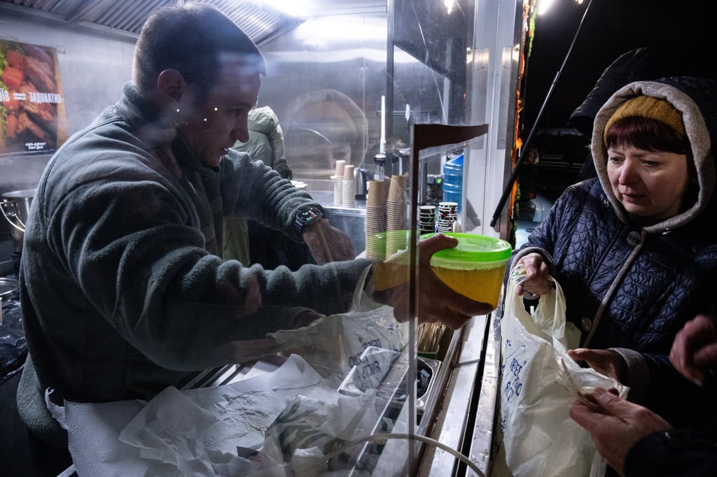 Veteranos ucranianos servem refeições quentes gratuitas a pessoas sem eletricidade nas suas casas em Kiev, na terça-feira. Foto: AP