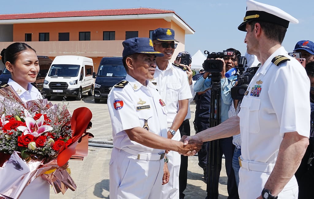 Ream Naval Base Deputy Commander in Sokhemra (centre) welcomes USS Cincinnati captain Andrew Recame on Saturday. Photo: AP