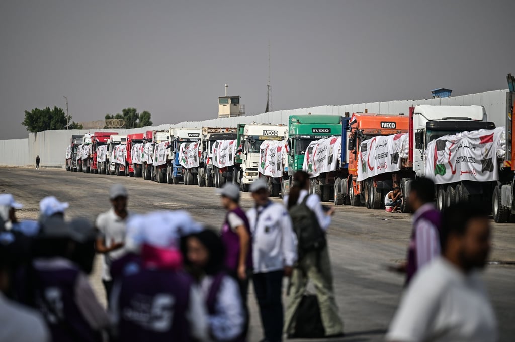 Trucks loaded with humanitarian aid bound for Gaza wait on the Egyptian side of the Rafah Border Crossing in August 2025. Photo: EPA