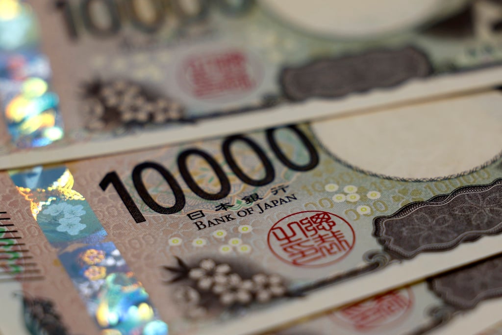 Japanese 10,000 yen banknotes. The employee reportedly received about 700,000 yen in cash from a spy. Photo: EPA