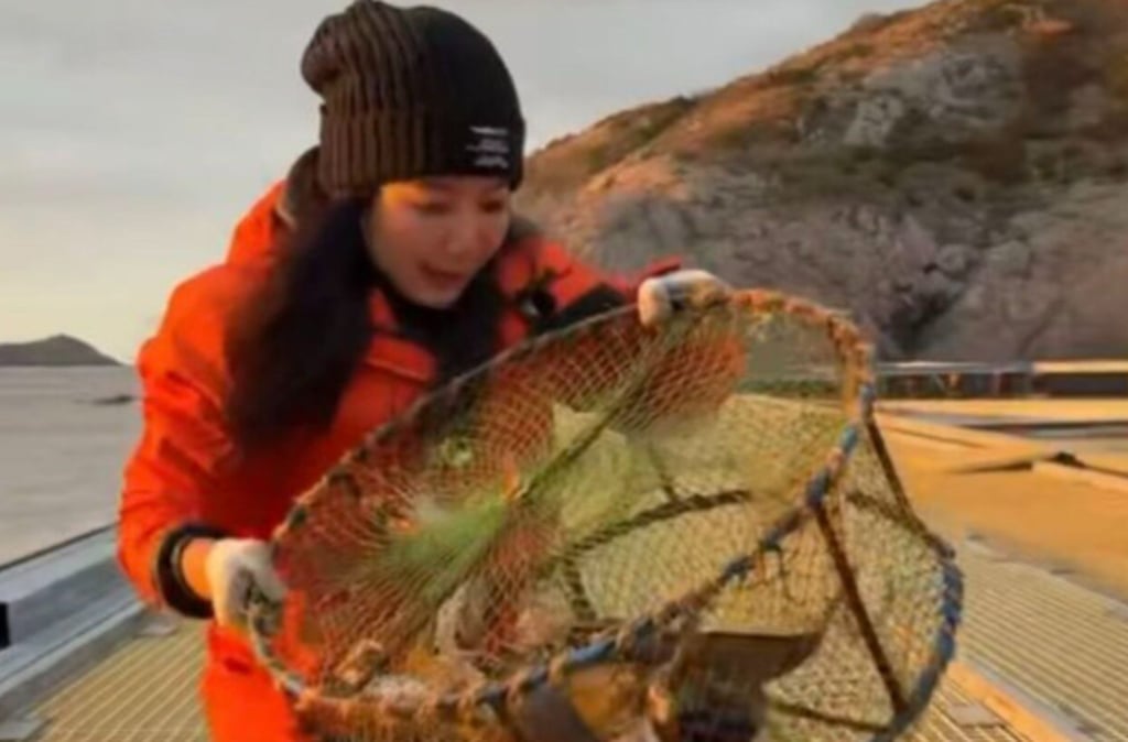 Quality inspector Yue Li checks one of the cages she uses to catch fish and crabs. photo: dskbhz Quality inspector Yue Li checks one of the cages she uses to catch fish and crabs. photo: dskbhz